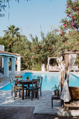 جانب-من-المسبح-والتجهيزات