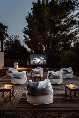 سينما-مفتوحة-في-فندق-كان-فيستا-بيلا-ريزورت-ايبيزا-اسبانيا-جوائز-شركة-الحرية-للحلول-التسويقية-والعقارية