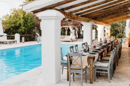 مطعم-في-فندق-كان-فيستا-بيلا-ريزورت-ايبيزا-اسبانيا-من-شركة-الحرية-للحلول-التسويقية-والعقارية-مكرم-عبيد