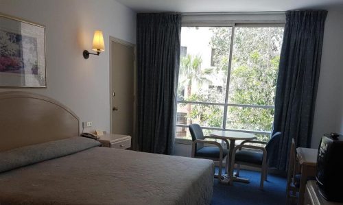 إحدى-الغرف-المزدوجة-في-فندق-قصر-البتراء-الأردن-وادي-موسى-من-شركة-الحرية-للحلول-التسويقية-والعقارية