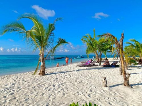 شاطئ-فندق-كويمالا-جزر-المالديف-ماميغيلي-من-شركة-الحرية-للحلول-التسويقية-والعقارية