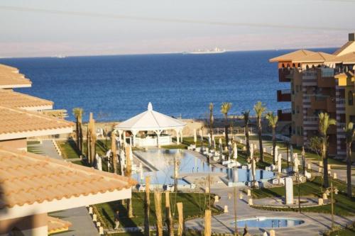 شاطئ-منتجع-فندق-بورتو-ساوث-بيتش-العين-السخنة-من-شركة-الحرية-للحلول-التسويقية-والعقارية-مكرم-عبيد