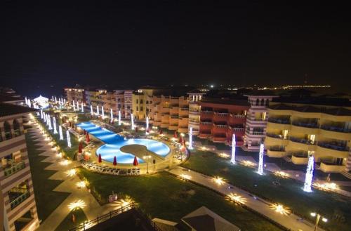 منتجع-فندق-بورتو-ساوث-بيتش-العين-السخنة-من-شركة-الحرية-للحلول-التسويقية-والعقارية-مدينة-نصر-ليلاً