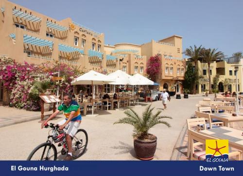 المقاهي-حول-الجونة-داون-تاون-من-شركة-الحرية-للحلول-التسويقية-والعقارية