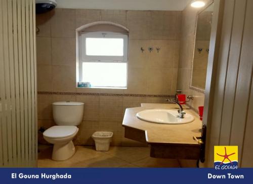 حمام-في-الجونة-داون-تاون-من-شركة-الحرية-للحلول-التسويقية-والعقارية