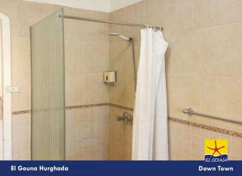 كابينة-إستحمام-في-إحدى-الغرف-في-الجونة-داون-تاون-من-شركة-الحرية-للحلول-التسويقية-والعقارية