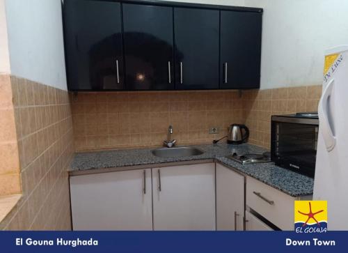 مطبخ-في-الجونة-داون-تاون-من-شركة-الحرية-للحلول-التسويقية-والعقارية-مكرم-عبيد