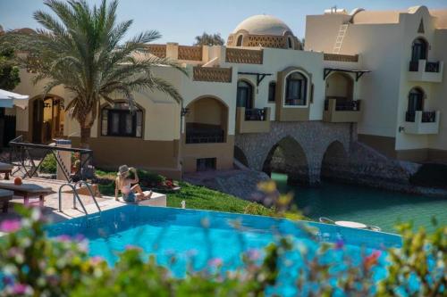 حمام-سباحة-فندق-دوار-العمدة-الجونة-الغردقة-من-شركة-الحرية-للحلول-التسويقية-والعقارية