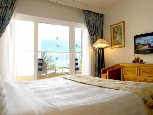 سرير-مزدوج-في-شقة-منتجع-ماريوت-الغردقة-من-شركة-الحرية-للحلول-التسويقية-والعقارية