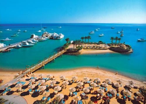 شاطئ-فريد-من-نوعه-في-منتجع-ماريوت-الغردقة-من-شركة-الحرية-للحلول-التسويقية-والعقارية